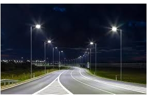 What is the difference between the lighting effects of floodlights and street lights?